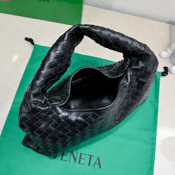 Batch 1860 #Bv new small HOP bag, the bag body and handles are made of a whole piece of woven leather. The bag body is soft and lazy. Hop symbolizes the praise of innovation and eternal craftsmanship [love]. The pyramid silhouette combines practicality and fashion. It is modern and casual. The double-sided closure design of the bag mouth is more convenient and safe! The cowhide texture also makes the bag more wear-resistant and durable. A must-have for fashionable ladies who like minimalism yet comfortable and casual! Size: 41x20.5x7.5, Model: 3966#